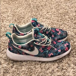 Nike roshe run tropical color way